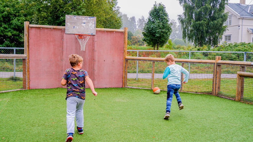 Bildet viser to barn som spiller fotball